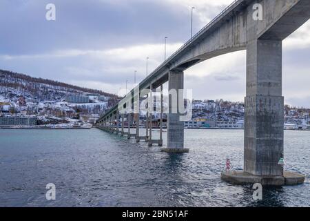 Naviguez le long de Finnsnes sous le pont Banque D'Images