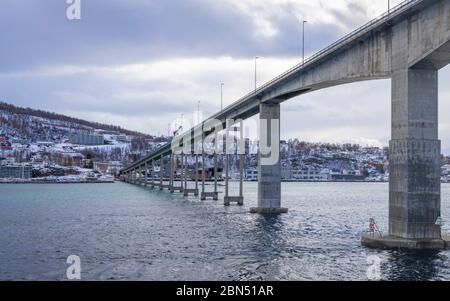 Naviguez le long de Finnsnes sous le pont Banque D'Images