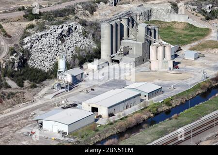 Vue aérienne de la mine Ashgrove Cement et de l'usine de fabrication d'Inkom, Idaho. Banque D'Images