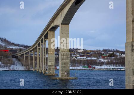 Naviguez le long de Finnsnes sous le pont Banque D'Images