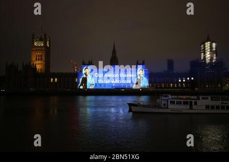 Une image de Florence Nightingale est projetée sur le Parlement à Westminster, Londres, à l'occasion de la Journée internationale des infirmières et infirmiers, et pour marquer le 200e anniversaire de la naissance de l'infirmière. Banque D'Images