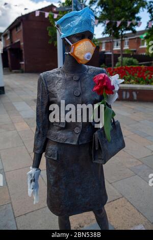 Sandy Row Belfast, Antrim, Royaume-Uni. 12 mai 2020. Sculpture mère fille sœur à Belfast Sandy Row est vêtue d'EPI pendant la pandémie du coronavirus UNE sculpture de Ross Wilson appelée mère, fille, sœur qui célèbre les femmes Sandy Row Belfast a été ornée d'EPI pendant la pandémie du coronavirus crédit: Bonzo/Alay Live News Banque D'Images