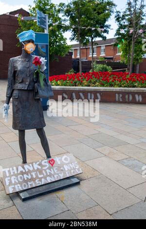 Sandy Row Belfast, Antrim, Royaume-Uni. 12 mai 2020. Sculpture mère fille sœur à Belfast Sandy Row est vêtue d'EPI pendant la pandémie du coronavirus UNE sculpture de Ross Wilson appelée mère, fille, sœur qui célèbre les femmes Sandy Row Belfast a été ornée d'EPI pendant la pandémie du coronavirus crédit: Bonzo/Alay Live News Banque D'Images