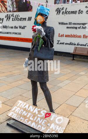 Sandy Row Belfast, Antrim, Royaume-Uni. 12 mai 2020. Sculpture mère fille sœur à Belfast Sandy Row est vêtue d'EPI pendant la pandémie du coronavirus UNE sculpture de Ross Wilson appelée mère, fille, sœur qui célèbre les femmes Sandy Row Belfast a été ornée d'EPI pendant la pandémie du coronavirus crédit: Bonzo/Alay Live News Banque D'Images