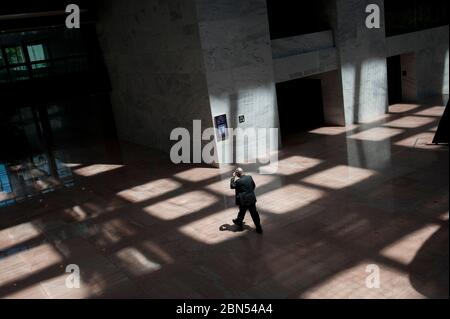 Un homme marche à travers les ombres dans l'atrium du Hart Senate Office Building sur Capitol Hill à Washington, DC., le mardi 12 mai 2020. Crédit : Rod Lamkey/CNP | utilisation dans le monde entier Banque D'Images