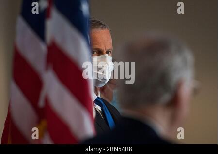 Le sénateur américain John Thune (républicain du Dakota du Sud), à gauche, porte un masque protecteur, tandis qu'il est rejoints par le leader de la majorité au Sénat américain Mitch McConnell (républicain du Kentucky), à droite, Et d'autres encore, pour un bref Q & R après le déjeuner GOP dans le Hart Senate Office Building à Capitol Hill à Washington, DC., le mardi 12 mai 2020. Crédit : Rod Lamkey/CNP | utilisation dans le monde entier Banque D'Images