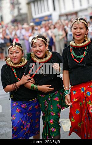 Brecon, Powys, pays de Galles, Gurkha Freedom Parade, 28 juillet 2013. De jeunes femmes Napalease dansant sur le Bukwark pendant la Freedom Parade. ©PRWPhotograp Banque D'Images