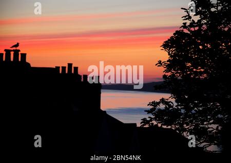 Plage de Chesil. 12 mai 2020. Météo Royaume-Uni. Couleurs chaudes au coucher du soleil sur Chesil Beach, île de Portland. Crédit : stuart fretwell/Alay Live News Banque D'Images