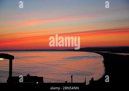 Plage de Chesil. 12 mai 2020. Météo Royaume-Uni. Couleurs chaudes au coucher du soleil sur Chesil Beach, île de Portland. Crédit : stuart fretwell/Alay Live News Banque D'Images