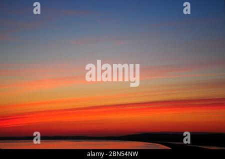Plage de Chesil. 12 mai 2020. Météo Royaume-Uni. Couleurs chaudes au coucher du soleil sur Chesil Beach, île de Portland. Crédit : stuart fretwell/Alay Live News Banque D'Images