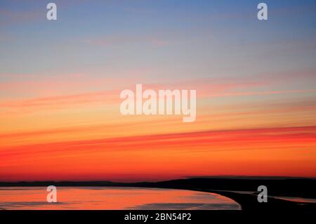 Plage de Chesil. 12 mai 2020. Météo Royaume-Uni. Couleurs chaudes au coucher du soleil sur Chesil Beach, île de Portland. Crédit : stuart fretwell/Alay Live News Banque D'Images