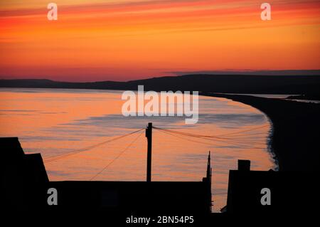 Plage de Chesil. 12 mai 2020. Météo Royaume-Uni. Couleurs chaudes au coucher du soleil sur Chesil Beach, île de Portland. Crédit : stuart fretwell/Alay Live News Banque D'Images