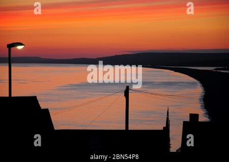 Plage de Chesil. 12 mai 2020. Météo Royaume-Uni. Couleurs chaudes au coucher du soleil sur Chesil Beach, île de Portland. Crédit : stuart fretwell/Alay Live News Banque D'Images