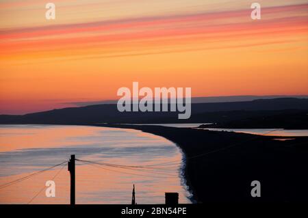 Plage de Chesil. 12 mai 2020. Météo Royaume-Uni. Couleurs chaudes au coucher du soleil sur Chesil Beach, île de Portland. Crédit : stuart fretwell/Alay Live News Banque D'Images