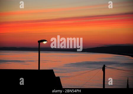 Plage de Chesil. 12 mai 2020. Météo Royaume-Uni. Couleurs chaudes au coucher du soleil sur Chesil Beach, île de Portland. Crédit : stuart fretwell/Alay Live News Banque D'Images