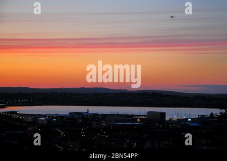 Plage de Chesil. 12 mai 2020. Météo Royaume-Uni. Couleurs chaudes au coucher du soleil sur Chesil Beach, île de Portland. Crédit : stuart fretwell/Alay Live News Banque D'Images