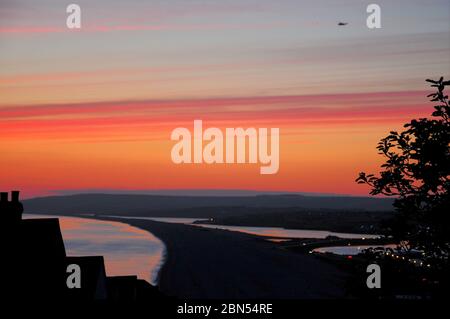 Plage de Chesil. 12 mai 2020. Météo Royaume-Uni. Couleurs chaudes au coucher du soleil sur Chesil Beach, île de Portland. Crédit : stuart fretwell/Alay Live News Banque D'Images