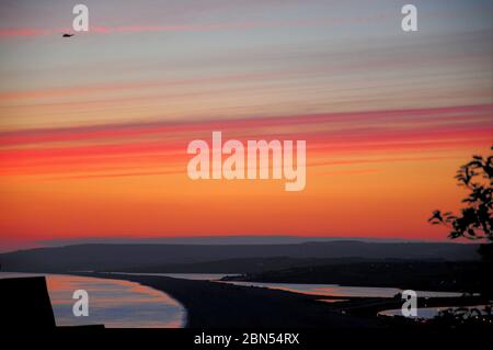 Plage de Chesil. 12 mai 2020. Météo Royaume-Uni. Couleurs chaudes au coucher du soleil sur Chesil Beach, île de Portland. Crédit : stuart fretwell/Alay Live News Banque D'Images