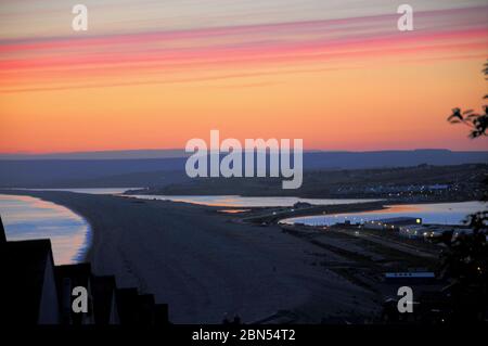 Plage de Chesil. 12 mai 2020. Météo Royaume-Uni. Couleurs chaudes au coucher du soleil sur Chesil Beach, île de Portland. Crédit : stuart fretwell/Alay Live News Banque D'Images