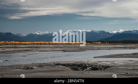 Vue sur les monts St. Elias avec feuillage d'automne le long de la rivière Donjek, territoire du Yukon, Canada Banque D'Images