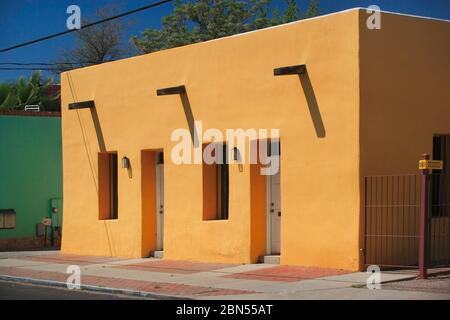 Tucson, Arizona, USA UNE maison restaurée de style adobe dans le quartier historique de Tucson Barrio en Arizona, peinte dans le style culturel du Mexique. Banque D'Images