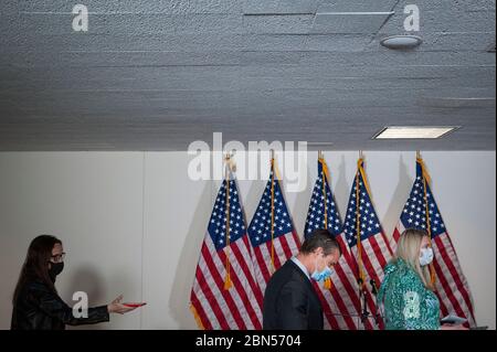 Le sénateur américain Todd Young (républicain de l'Indiana) pose des questions aux journalistes lorsqu'il se rend au déjeuner GOP dans le Hart Senate Office Building à Capitol Hill à Washington, DC., le mardi 12 mai 2020. /MediaPunch Banque D'Images