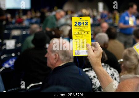 Houston, Texas États-Unis, 9 juin 2012: Délégué à la convention démocratique de l'État du Texas tient sa carte de délégué officiel pendant une réunion d'affaires de la convention. © Marjorie Kamys Cotera/Daemmrich Photographie Banque D'Images