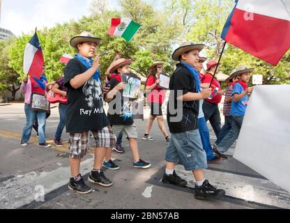 Austin Texas USA, 2012 mars : les enfants qui tiennent des drapeaux du Texas et du Mexique défilent sur Congress Avenue pour célébrer le dévoilement du monument Tejano sur le terrain du Capitole du Texas. Le monument rend hommage aux contributions de Tejanos, les colons hispanophones qui ont apporté la culture de cow-boy du Mexique dans la région qui est devenue le Texas. ©Marjorie Kamys Cotera/Daemmrich Photographie Banque D'Images