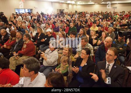 Greenville Caroline du Sud Etats-Unis, 17 janvier 2012: Les membres d'une grande foule applaudissent poliment comme Gov du Texas. Rick Perry (non représenté), candidat à la nomination républicaine à la présidence, s'exprime à la Response, une réunion de prière évangélique, alors qu'il poursuit sa longue tentative de la primaire républicaine pour le président américain. Perry, qui a accueilli un événement similaire à Houston en août, voit la Caroline du Sud comme un incontournable dans sa candidature à la nomination républicaine. © Bob Daemmrich Banque D'Images