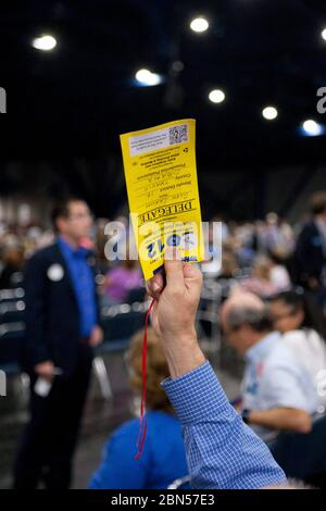 Houston, Texas États-Unis, 9 juin 2012: Délégué à la convention démocratique de l'État du Texas tient sa carte de délégué officiel pendant une réunion d'affaires de la convention. © Marjorie Kamys Cotera/Daemmrich Photographie Banque D'Images