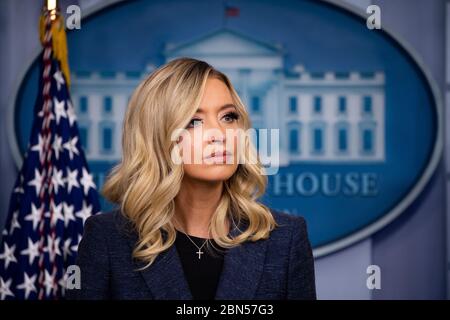 Kayleigh McEnany, Attaché de presse de la Maison Blanche, tient un exposé de presse à la Maison Blanche à Washington, DC, le mardi 12 mai 2020. Crédit: Kevin Dietsch/Pool via CNP/MediaPunch Banque D'Images