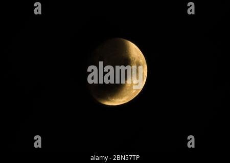 Belle photo de la lune en déclin en gros plan avec le ciel sombre en arrière-plan. Banque D'Images