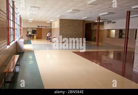 Austin Texas USA, 2012 juin : les couloirs sont vides et calmes car le personnel ferme l'école élémentaire Allen pour de bon à la fin de l'année scolaire. Le bâtiment deviendra la première école de charte dans le district le semestre prochain. ©Marjorie Kamys Cotera/Daemmrich Photographie Banque D'Images