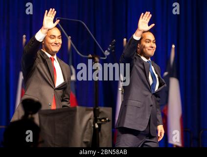 Houston, Texas États-Unis, 9 juin 2012: Les frères jumeaux, le représentant de l'État Joaquin Castro (à gauche, cravate rouge) et le maire de San Antonio, Julian Castro (à droite, cravate bleue) prennent la scène ensemble à la convention démocratique d'État du Texas. ©Marjorie Kamys Cotera/Daemmrich Photographie Banque D'Images