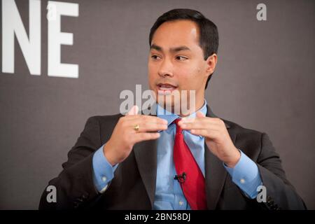 Austin Texas Etats-Unis, 1 décembre 2011: Le politicien hispanique Joaquin Castro de San Antonio parle à un événement de Tribune du Texas. Castro, 37 ans, instruit par Stanford et Harvard, a annoncé son intention de se présenter au Sénat des États-Unis en 2012. Son frère jumeau, Julian, est le maire de San Antonio. ©Bob Daemmrich Banque D'Images