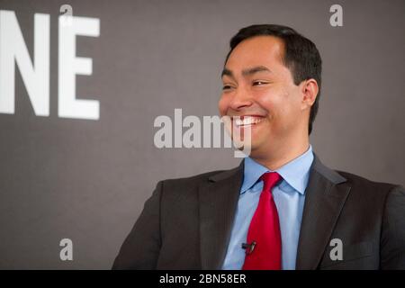 Austin Texas Etats-Unis, 1 décembre 2011: Le politicien hispanique Joaquin Castro de San Antonio parle à un événement de Tribune du Texas. Castro, 37 ans, instruit par Stanford et Harvard, a annoncé son intention de se présenter au Sénat des États-Unis en 2012. Son frère jumeau, Julian, est le maire de San Antonio. ©Bob Daemmrich Banque D'Images