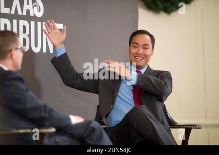 Austin Texas Etats-Unis, 1 décembre 2011: Le politicien hispanique Joaquin Castro de San Antonio parle à Evan Smith lors d'un événement Texas Tribune. Castro, 37 ans, instruit par Stanford et Harvard, a annoncé son intention de se présenter au Sénat des États-Unis en 2012. Son frère jumeau, Julian, est le maire de San Antonio. ©Bob Daemmrich Banque D'Images