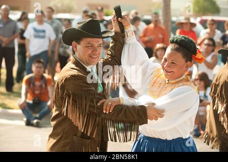 Austin Texas États-Unis, 27 août 2011 : une femme hispanique d'âge moyen costumée et un homme hispanique exécutent la danse mexicaine traditionnelle de la région du nord du Mexique pendant l'événement communautaire. ©Bob Daemmrich Banque D'Images