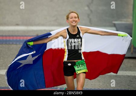 Austin Texas États-Unis, 19 février 2012 : Shannon Bixler d'Austin célèbre avec un drapeau du Texas après sa première place pour les femmes dans le Marathon d'Austin avec un temps de 3 heures, 2 minutes et 28 secondes plus de 18 000 coureurs ont envahi les rues du centre-ville d'Austin lors de la course annuelle 22nd qui attire les coureurs du monde entier. ©Bob Daemmrich Banque D'Images