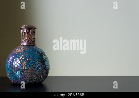 Lampe de parfum en verre, couleurs verte et bleue Banque D'Images