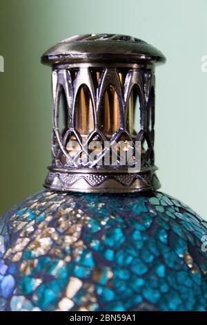 Lampe de parfum en verre, couleurs verte et bleue Banque D'Images