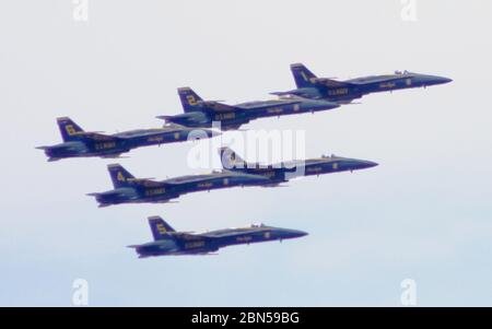 Indianapolis, États-Unis. 12 mai 2020. Les Blue Angels effectuent un survol de formation en l'honneur des travailleurs de première ligne de la pandémie du coronavirus le mardi 12 mai 2020 à Indianapolis, Indiana. Photo par Bill Coons/UPI crédit: UPI/Alay Live News Banque D'Images