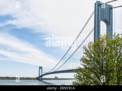 Vue longue sur le pont Verrazano Narrows reliant le New Jersey à New York. Banque D'Images