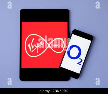 Stone / Royaume-Uni - Mai 12 2020: Virgin Media et O2 Telefonica logos sur les appareils mobiles. Concept de fusion potentielle des deux comp. Télécom Banque D'Images