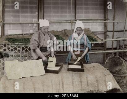 Femmes travaillant avec des vers de soie, Japon Banque D'Images