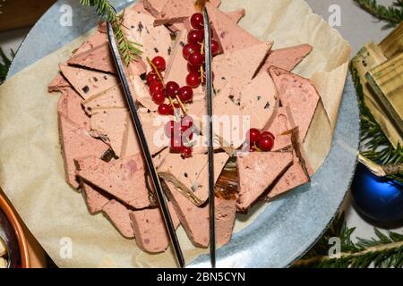 Tranches de foie gras de canard à la canneberge. Sélection de plats pendant le brunch buffet du dimanche à l'hôtel. Produits frais buffet brunch Restauration repas manger Party Shari Banque D'Images