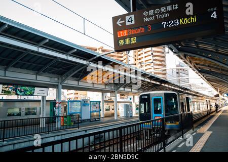 Takamatsu, Japon - 20 avril 2019 : plate-forme de la gare de Takamatsu Banque D'Images