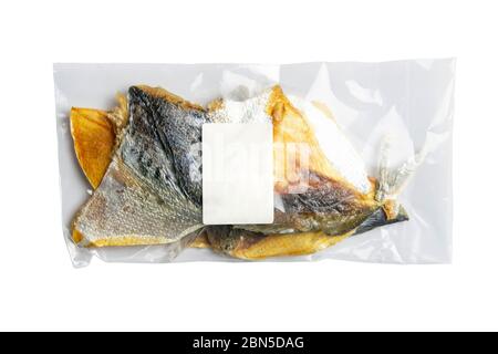 Dorade séchée en forme de papillon dans un emballage transparent avec un hors-d'œuvre de marque blanche à la bière isolée sur fond blanc. Snack Fish à la bière. Gros plan Banque D'Images