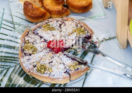 Buffet de friandises au bord de la piscine, pendant le brunch de l'hôtel, restauration dans le jardin, événement de blogueurs de nourriture, banquet, mariage, fête des desserts sucrées celeberti Banque D'Images