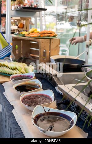 Buffet de friandises au bord de la piscine, pendant le brunch de l'hôtel, restauration dans le jardin, événement de blogueurs de nourriture, banquet, mariage, fête des desserts sucrées celeberti Banque D'Images